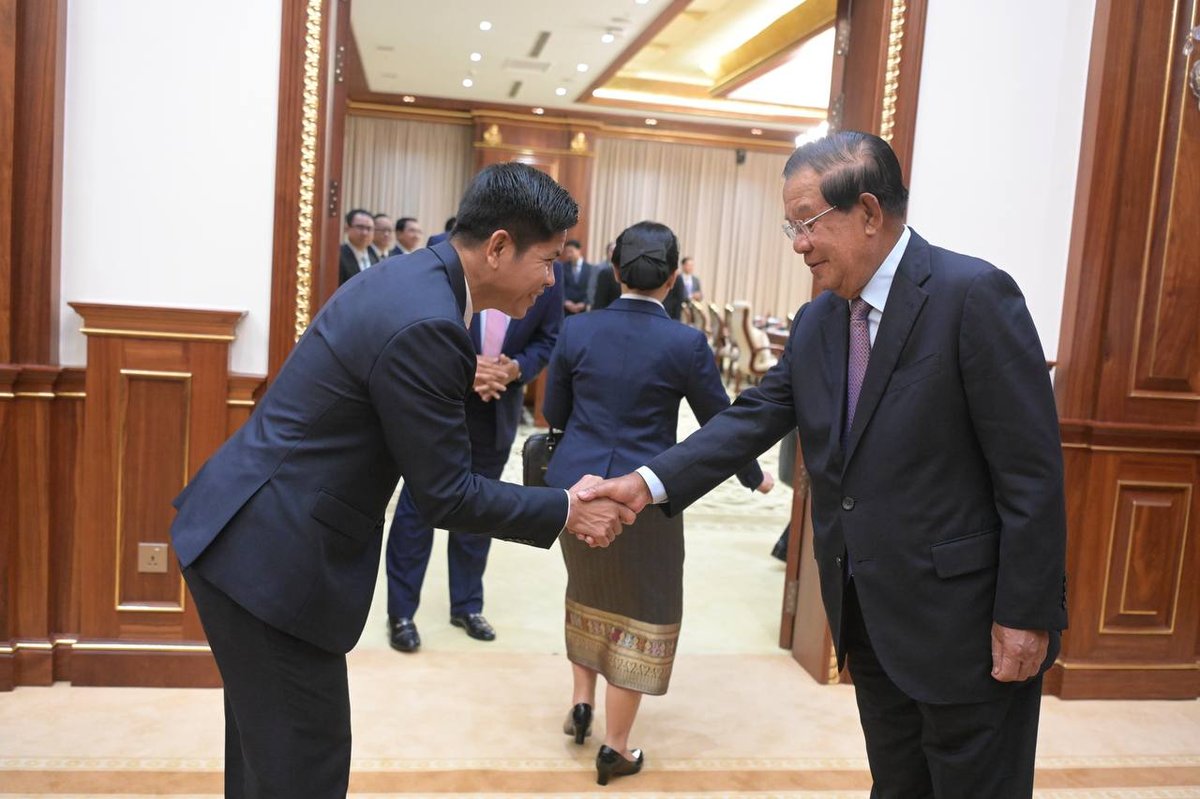 洪森会见老挝青年代表团深化双边交流