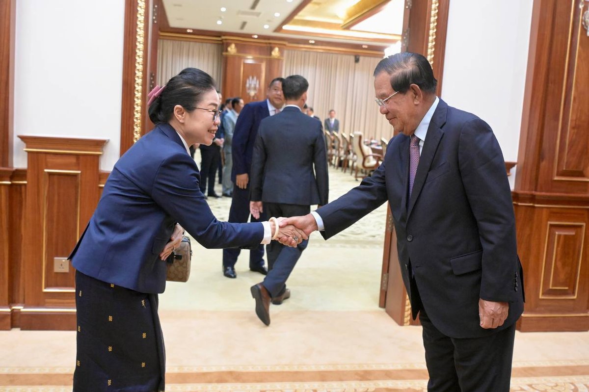 洪森会见老挝青年代表团深化双边交流