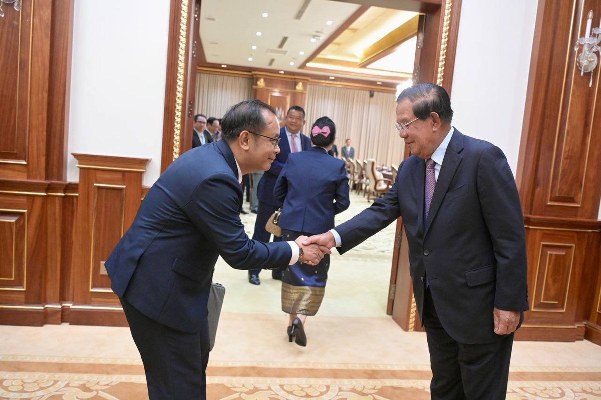 洪森会见老挝青年代表团深化双边交流