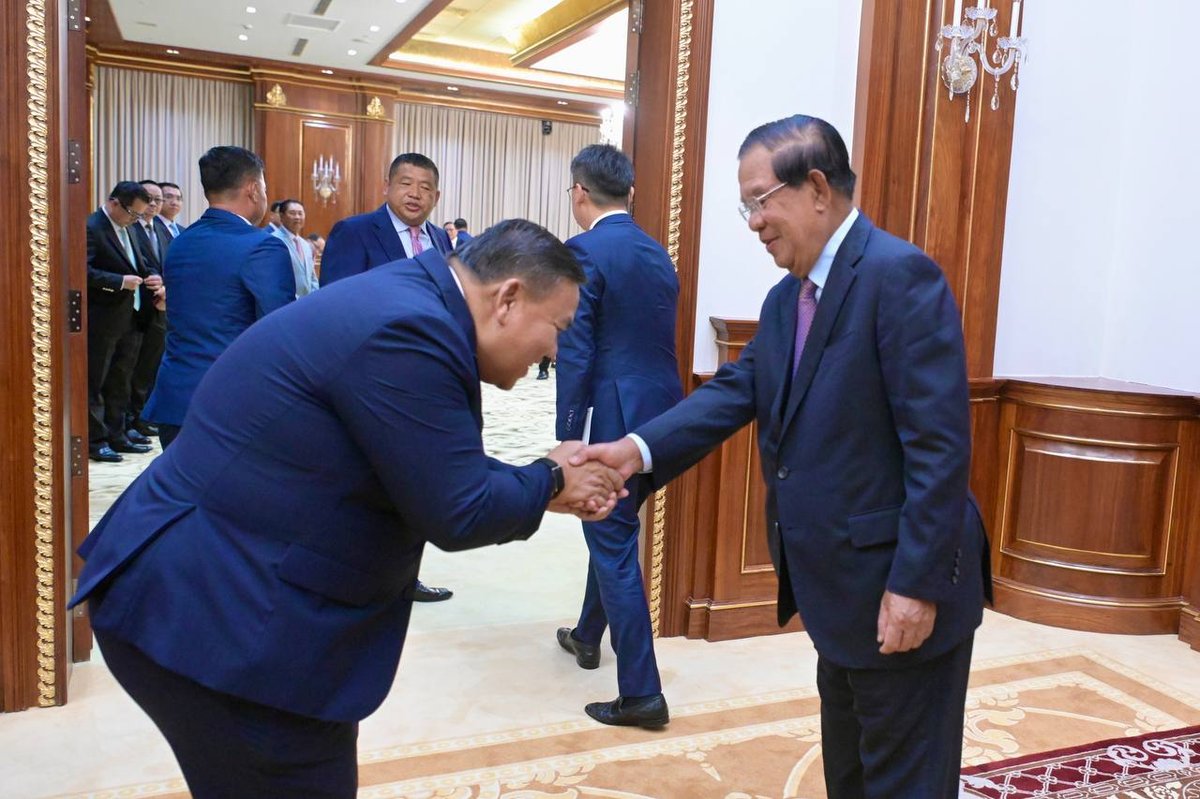 洪森会见老挝青年代表团深化双边交流