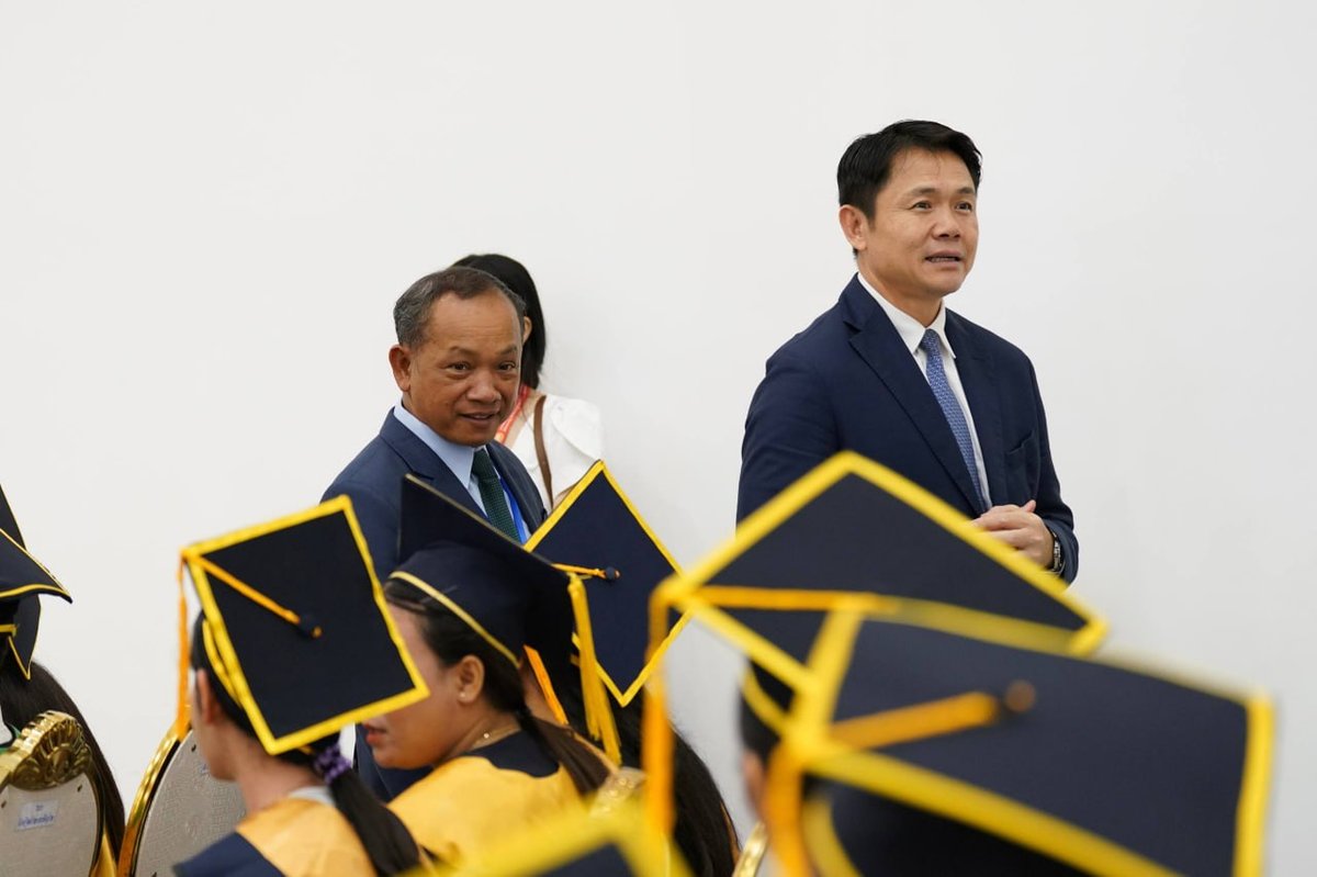 洪玛奈在马德望省主持管理与经济大学毕业典礼