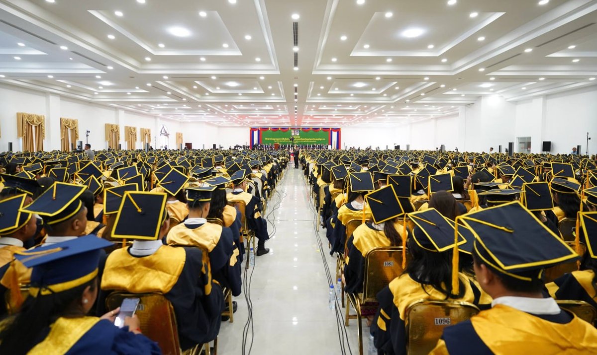 洪玛奈在马德望省主持管理与经济大学毕业典礼