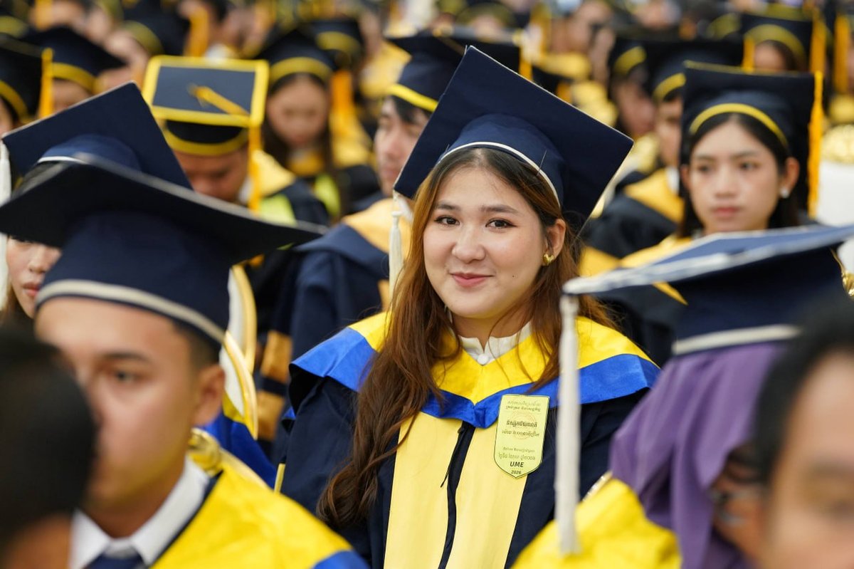 洪玛奈在马德望省主持管理与经济大学毕业典礼