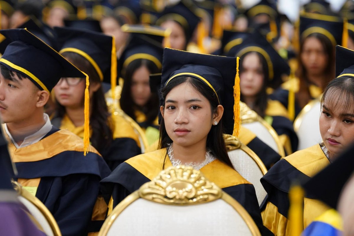 洪玛奈在马德望省主持管理与经济大学毕业典礼