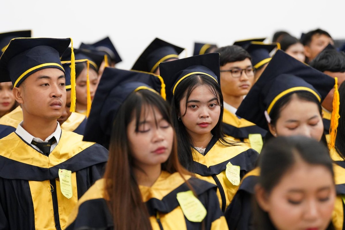 洪玛奈在马德望省主持管理与经济大学毕业典礼