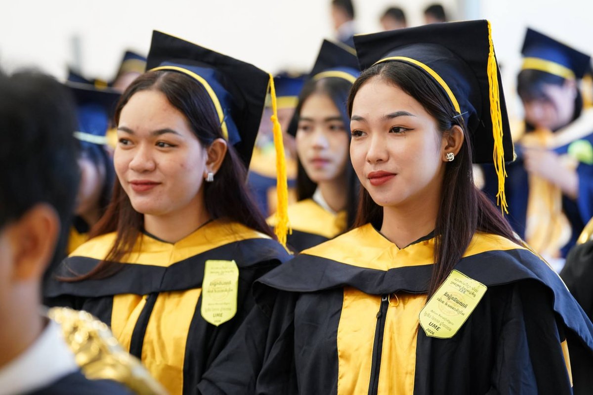 洪玛奈在马德望省主持管理与经济大学毕业典礼
