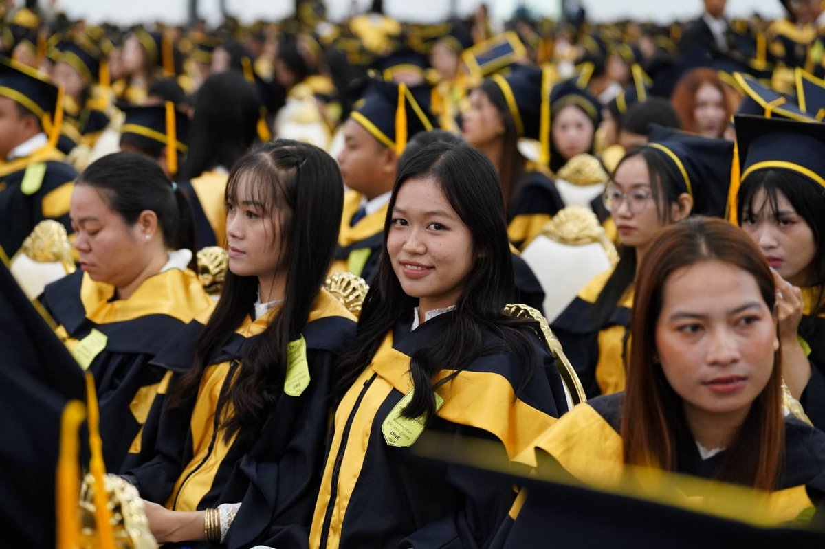 洪玛奈在马德望省主持管理与经济大学毕业典礼
