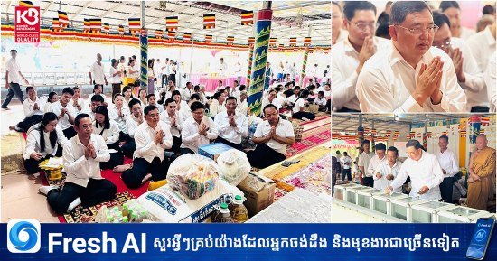 官员向寺庙僧侣布施供品共度亡人节