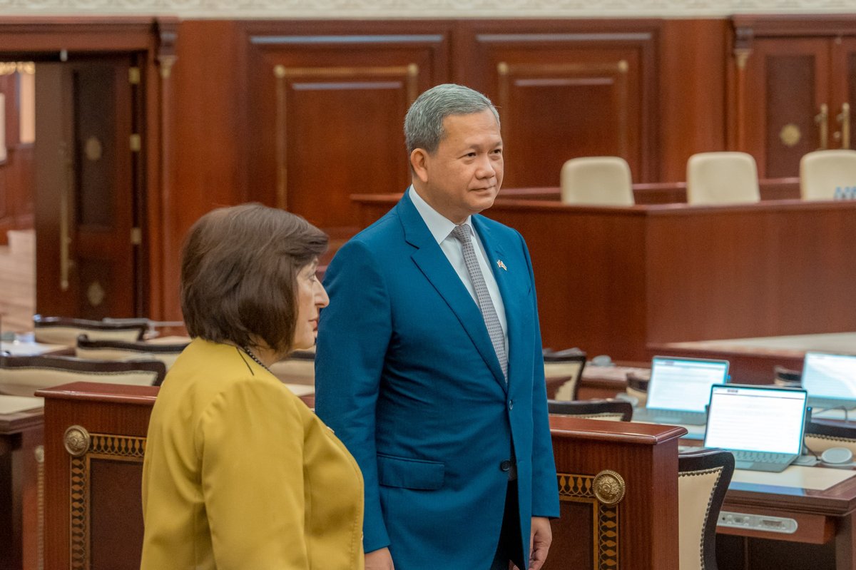 洪玛奈总理与阿塞拜疆议长举行工作会谈