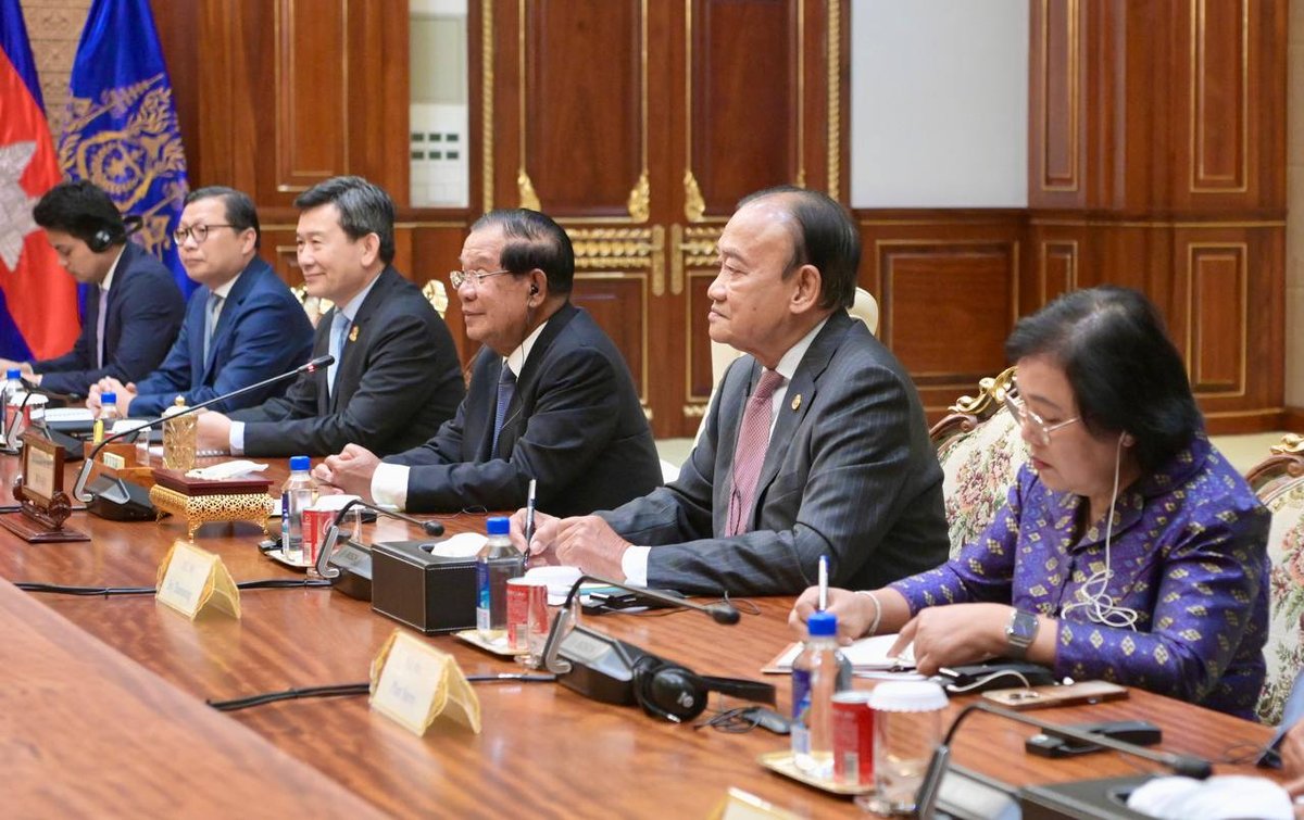柬埔寨参议院主席洪森于10月20日下午会见克罗地亚外交与欧洲