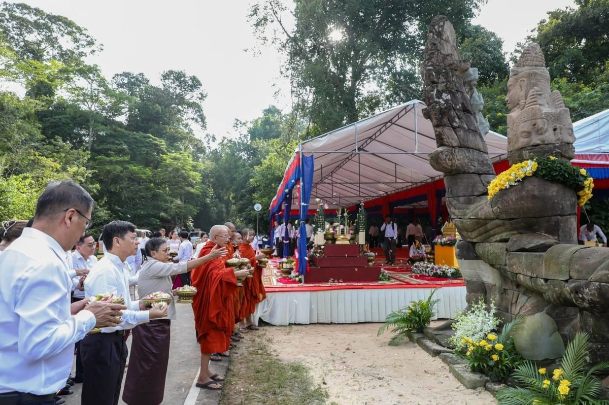 仙女机构在吴哥城胜利门举行仪式,修复并开光了两座神像,旨在保