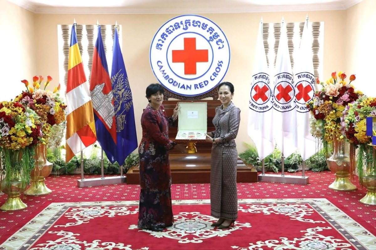 ពេជ ចន្ទមុន្នី 夫人代表柬埔寨高层,与马来西亚