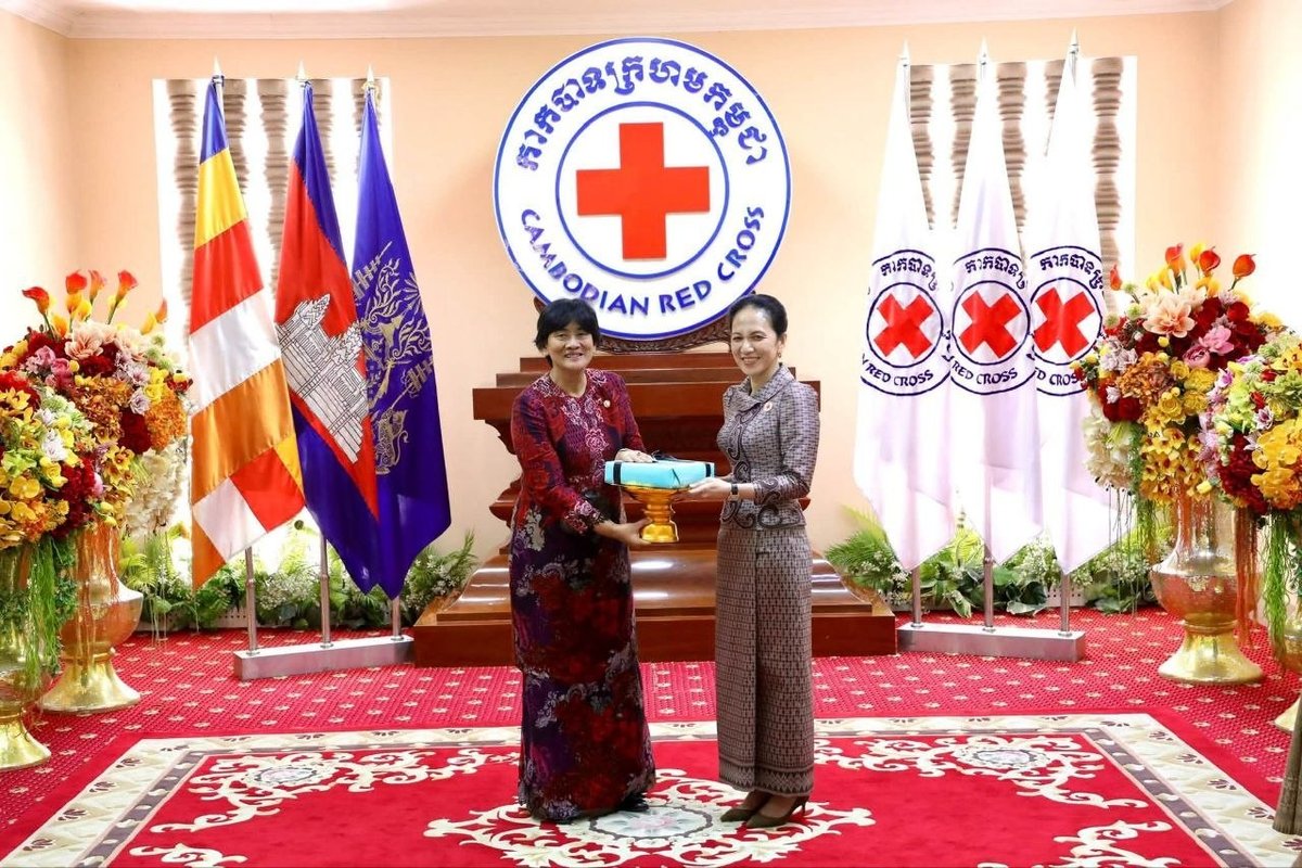 ពេជ ចន្ទមុន្នី 夫人代表柬埔寨高层,与马来西亚