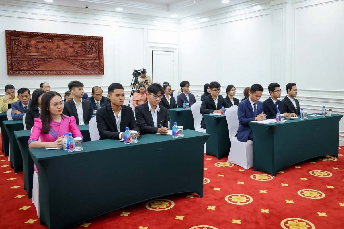 国会第一副主席鼓励留学生回国建设 充当友谊大使