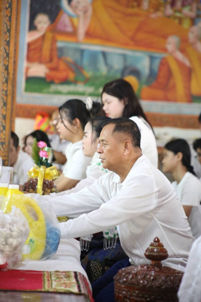 柬埔寨新一代学院院长携师生前往干拉省凯奥乌东寺庙,在亡人节期