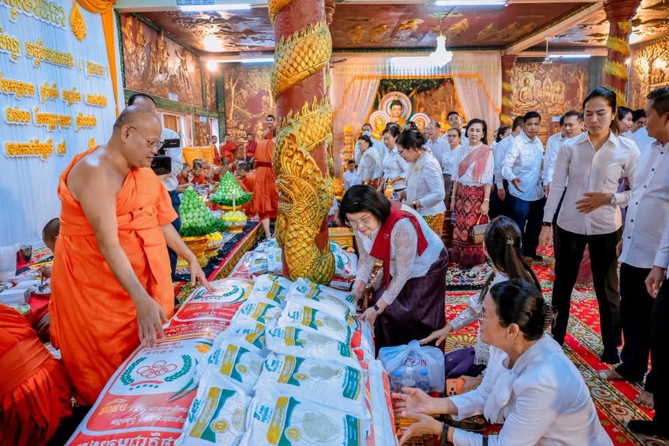 柬埔寨国会主席出席第七届亡人节祭祀活动