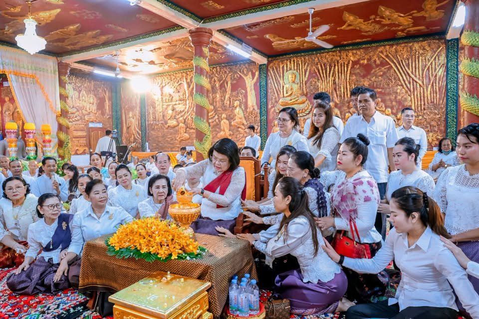 柬埔寨国会主席出席第七届亡人节祭祀活动