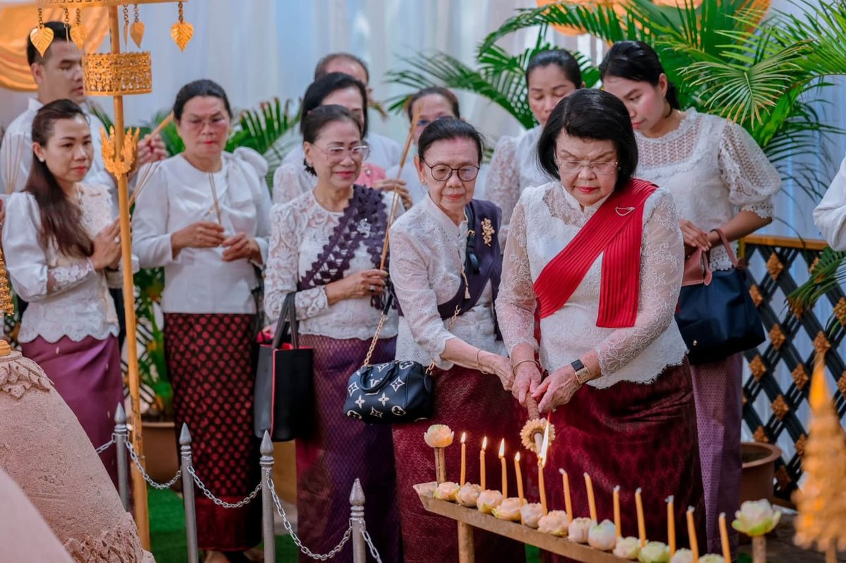柬埔寨国会主席出席第七届亡人节祭祀活动