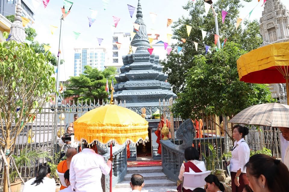 柬埔寨国会主席出席第七届亡人节祭祀活动