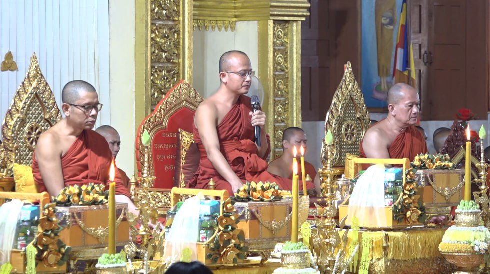 碧占莫妮出席亡人节第八轮布施仪式 祈求国泰民安