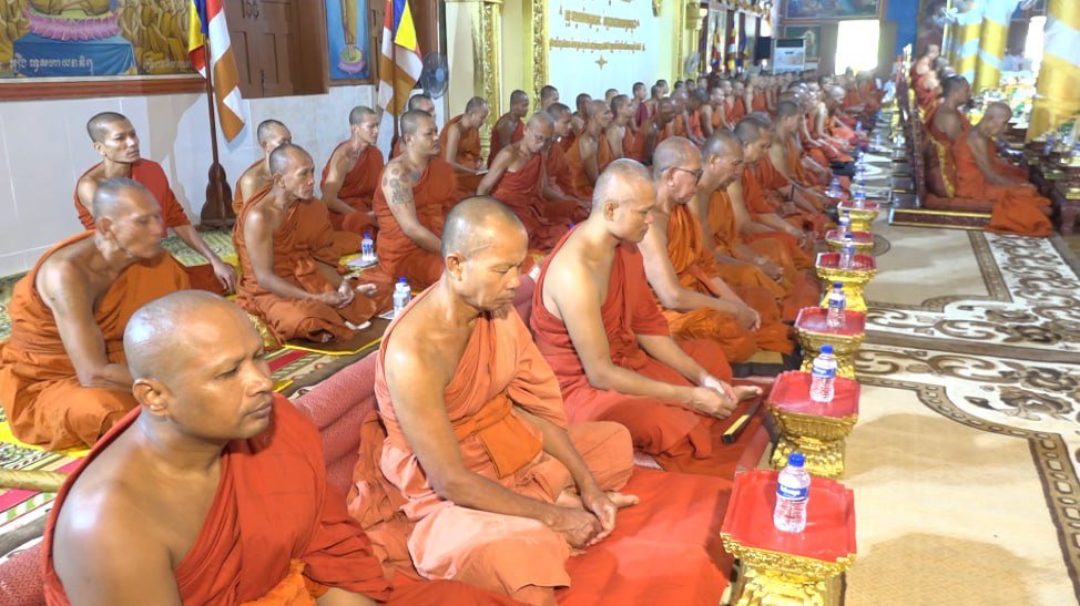 碧占莫妮出席亡人节第八轮布施仪式 祈求国泰民安