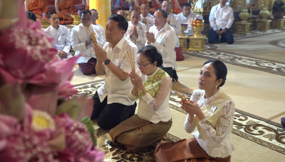 碧占莫妮出席亡人节第八轮布施仪式 祈求国泰民安