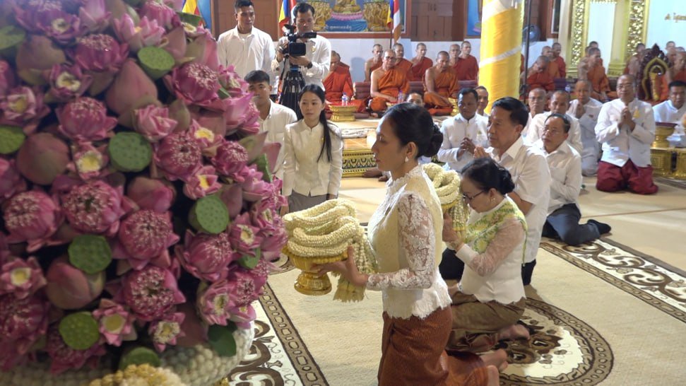 碧占莫妮出席亡人节第八轮布施仪式 祈求国泰民安