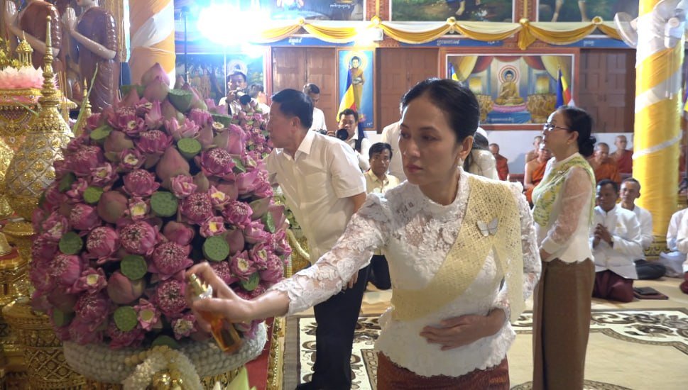 碧占莫妮出席亡人节第八轮布施仪式 祈求国泰民安
