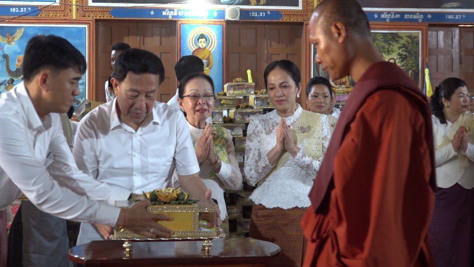 碧占莫妮出席亡人节第八轮布施仪式 祈求国泰民安
