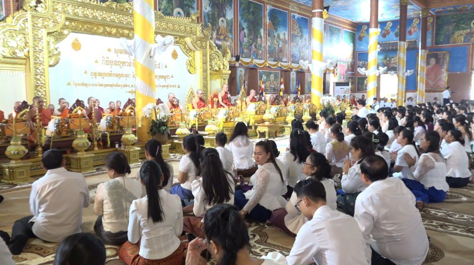 碧占莫妮出席亡人节第八轮布施仪式 祈求国泰民安