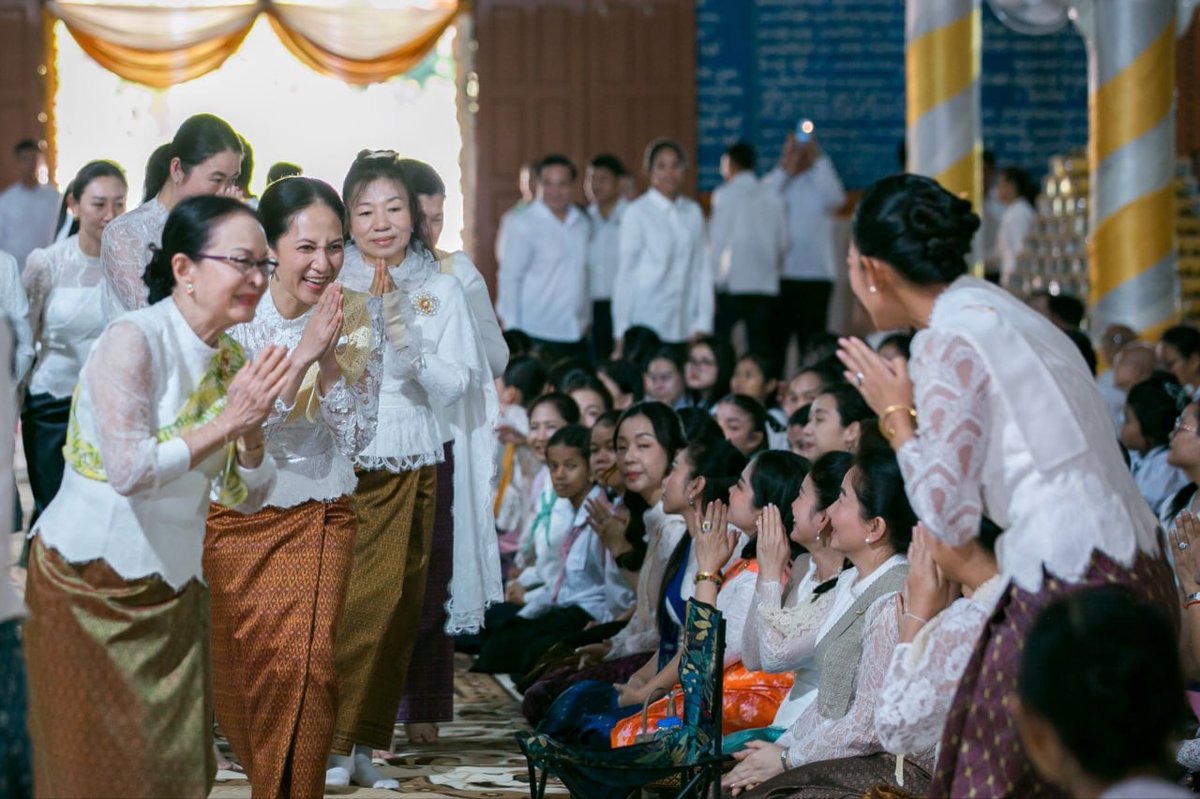 毕珍占莫妮夫人出席亡人节第八天祭祀仪式