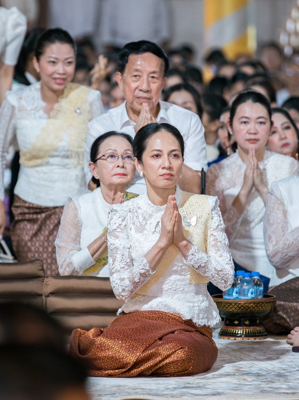 毕珍占莫妮夫人出席亡人节第八天祭祀仪式