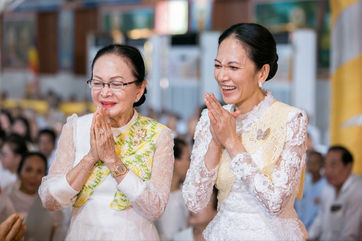 毕珍占莫妮夫人出席亡人节第八天祭祀仪式
