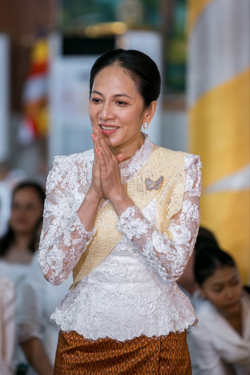 毕珍占莫妮夫人出席亡人节第八天祭祀仪式