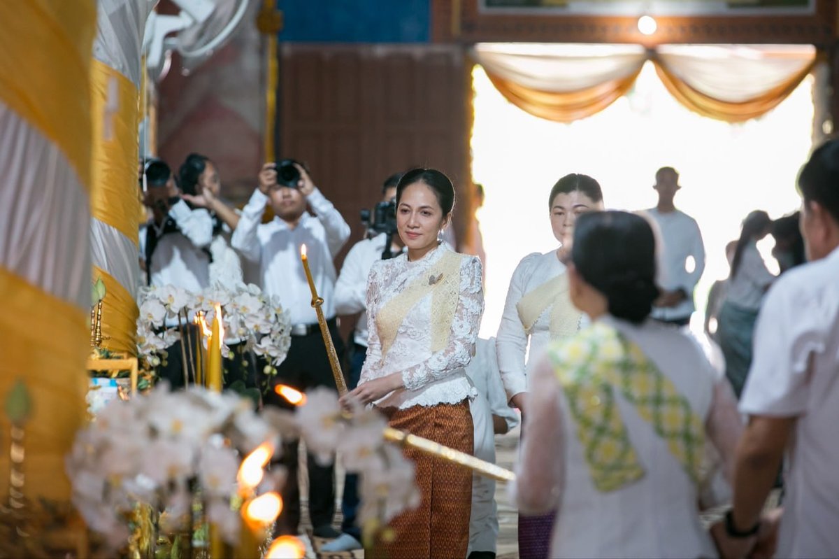 毕珍占莫妮夫人出席亡人节第八天祭祀仪式