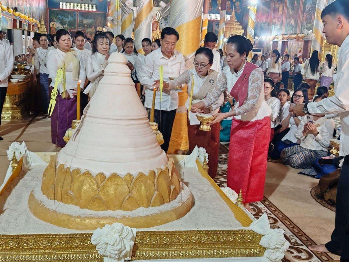 洪玛奈夫人出席亡人节宗教活动