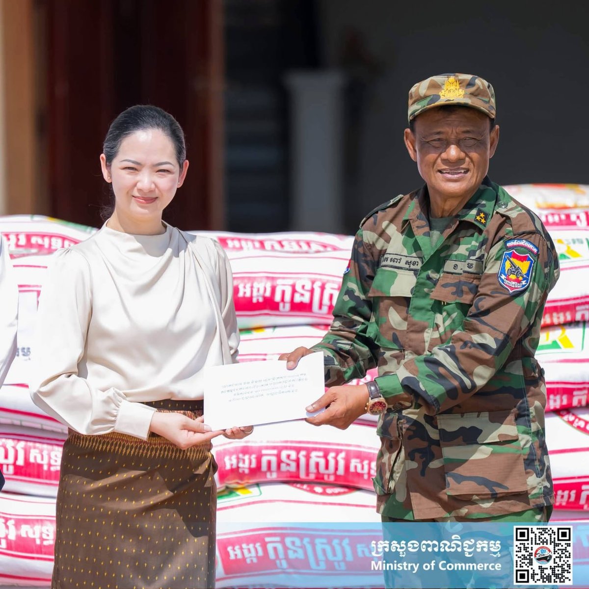 商务部长慰问陆军炮兵部队官兵