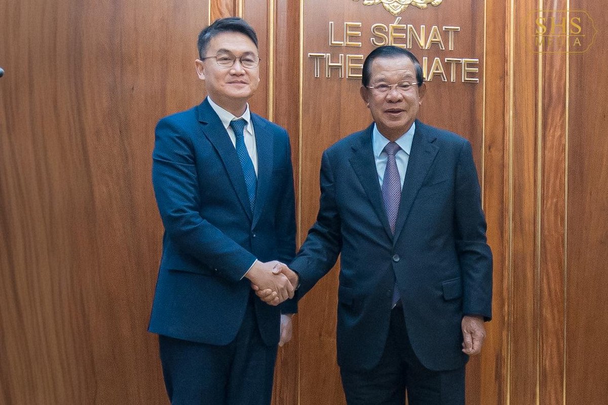 洪森会见老挝青年代表团 推动两国党际青年交流