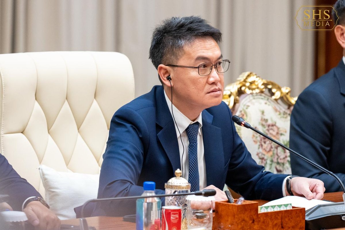洪森会见老挝青年代表团 推动两国党际青年交流