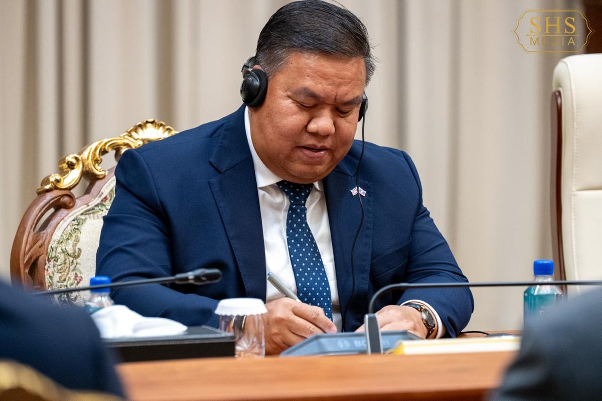 洪森会见老挝青年代表团 推动两国党际青年交流
