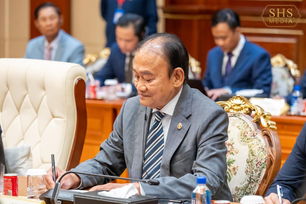 洪森会见老挝青年代表团 推动两国党际青年交流