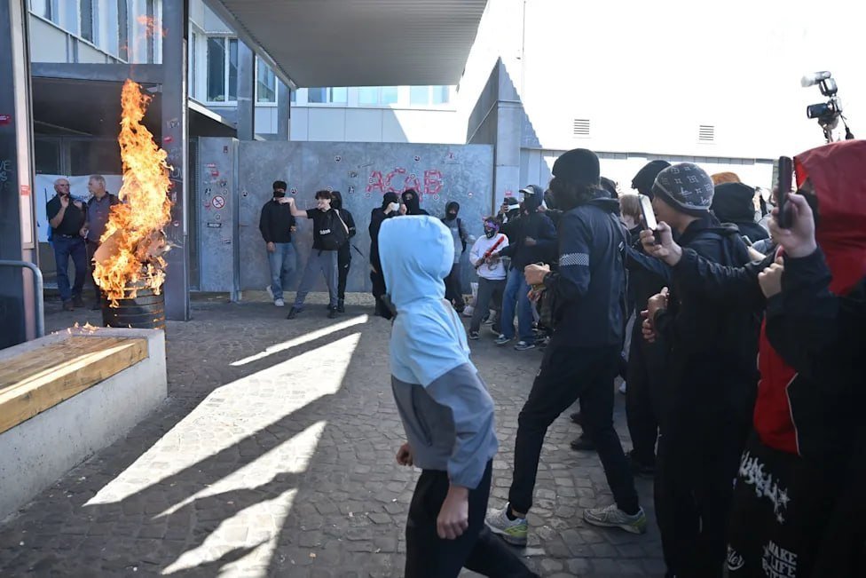 比利时学生抗议演变为暴力冲突 警方动用水炮
