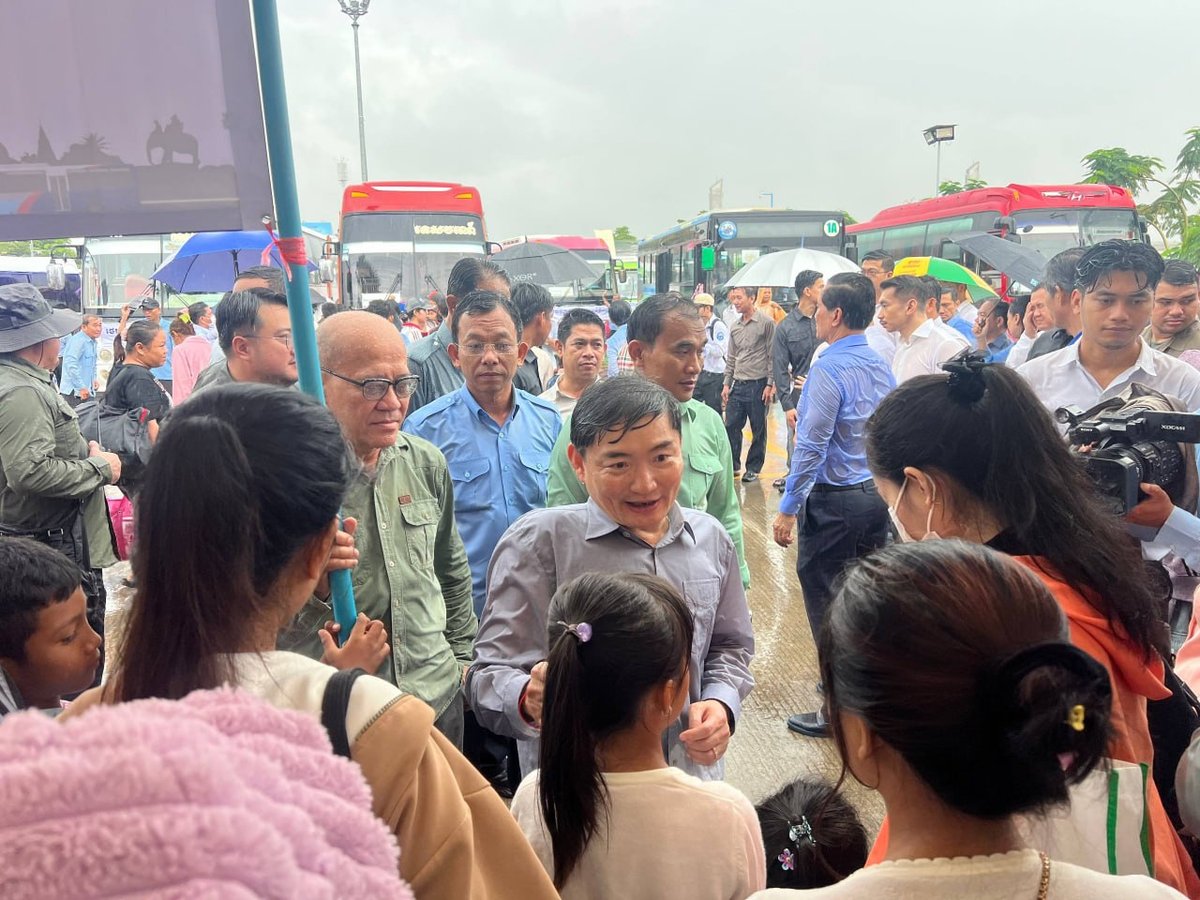 金边市政府亡人节期间提供免费返乡公交服务