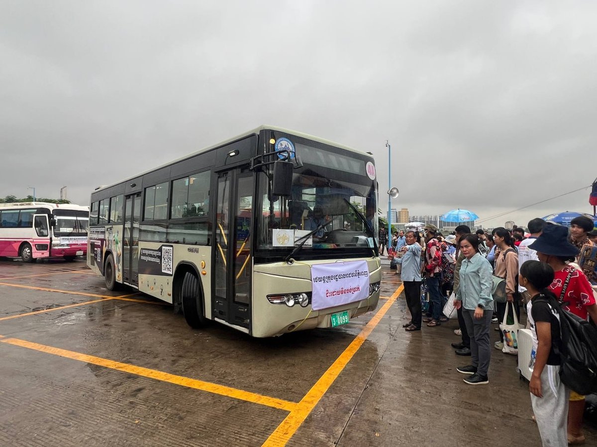 金边市政府亡人节期间提供免费返乡公交服务