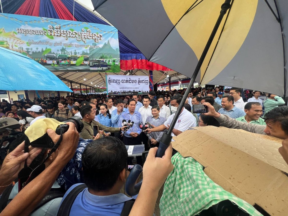 金边市政府亡人节期间提供免费返乡公交服务