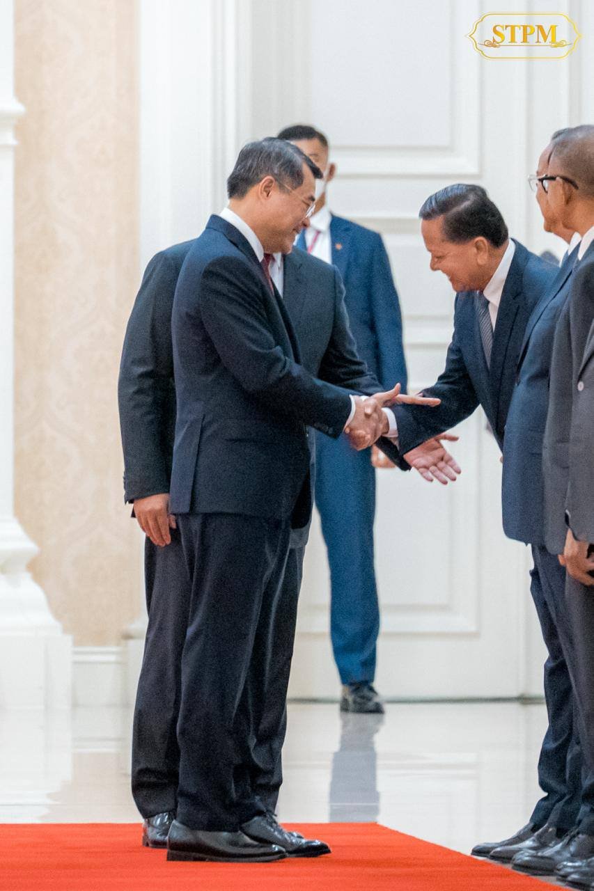 洪玛奈总理在和平大厦会见越南总理黎明兴