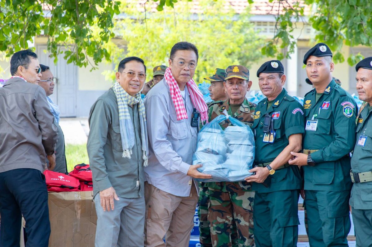 班迭棉吉省长慰问前线军警 赠送节日物资