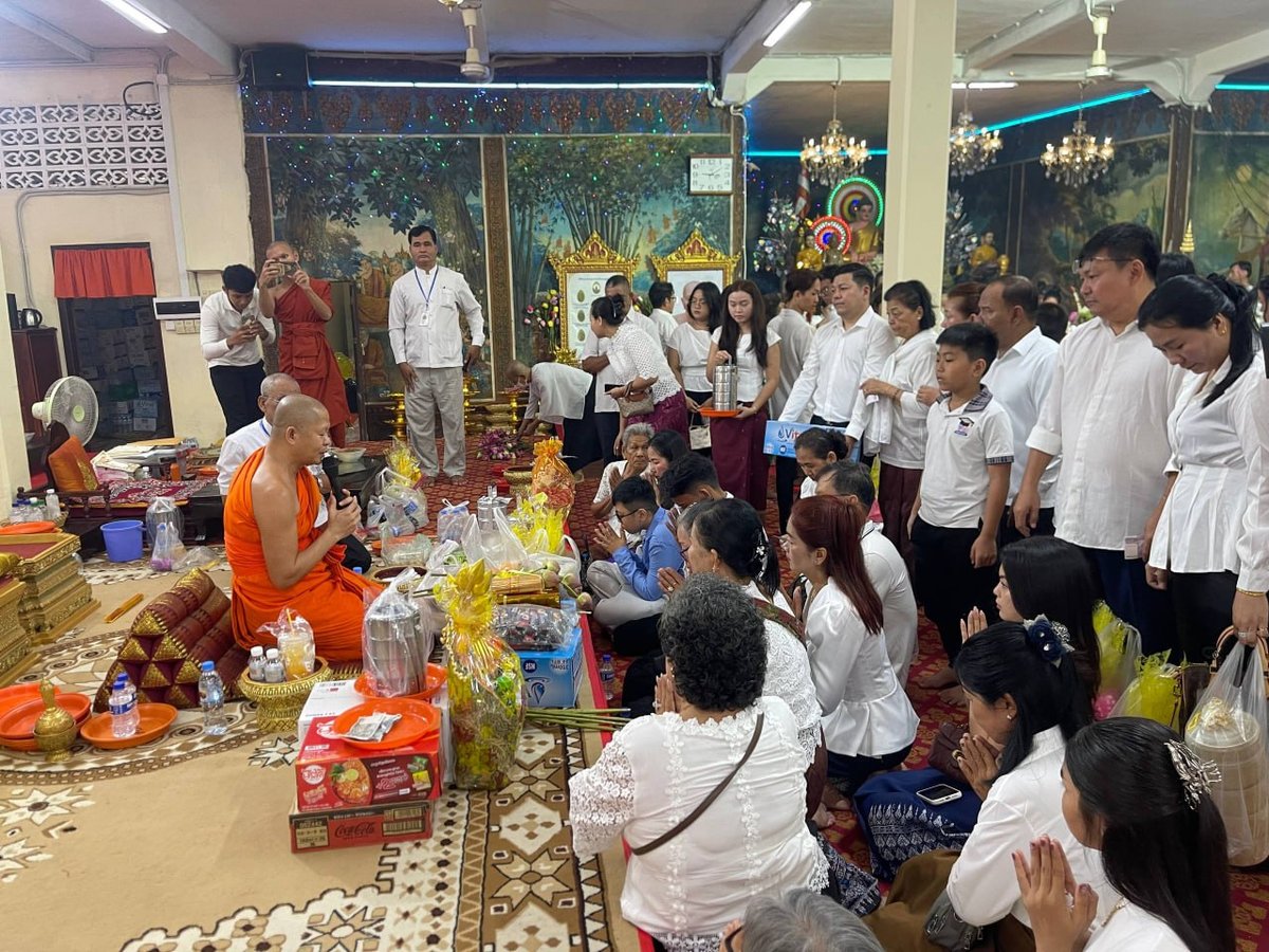 金边铁桥头区民众前往尼洛寺祭祖缅怀先烈