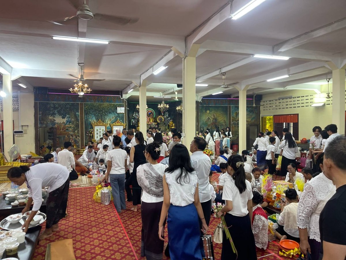 金边铁桥头区民众前往尼洛寺祭祖缅怀先烈