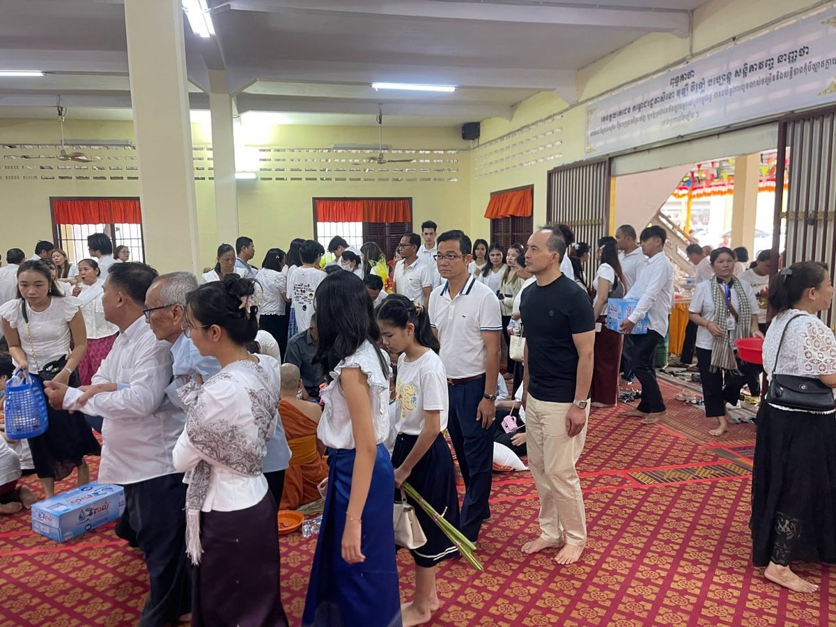 金边铁桥头区民众前往尼洛寺祭祖缅怀先烈